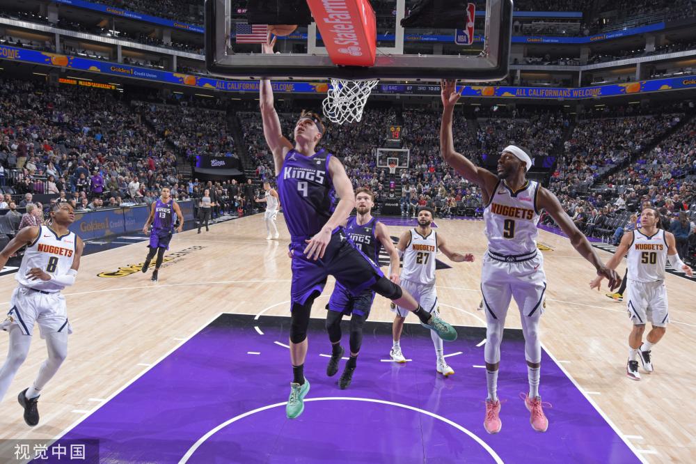 它的背后还 它的背后还